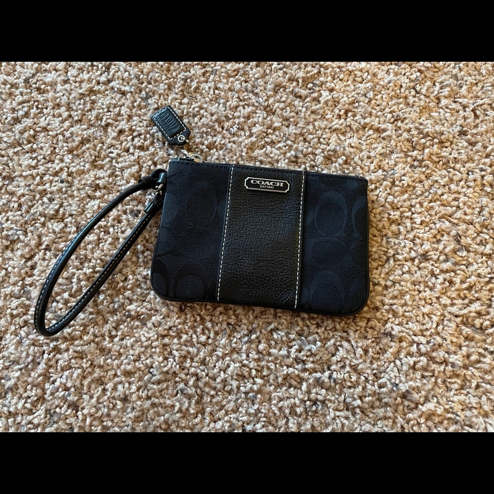 Double Corner Zip Wristlet in Black